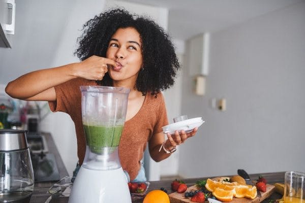 woman trying a healthy diet to overcome the symptoms of traumatic brain injury and intestinal dysfunction